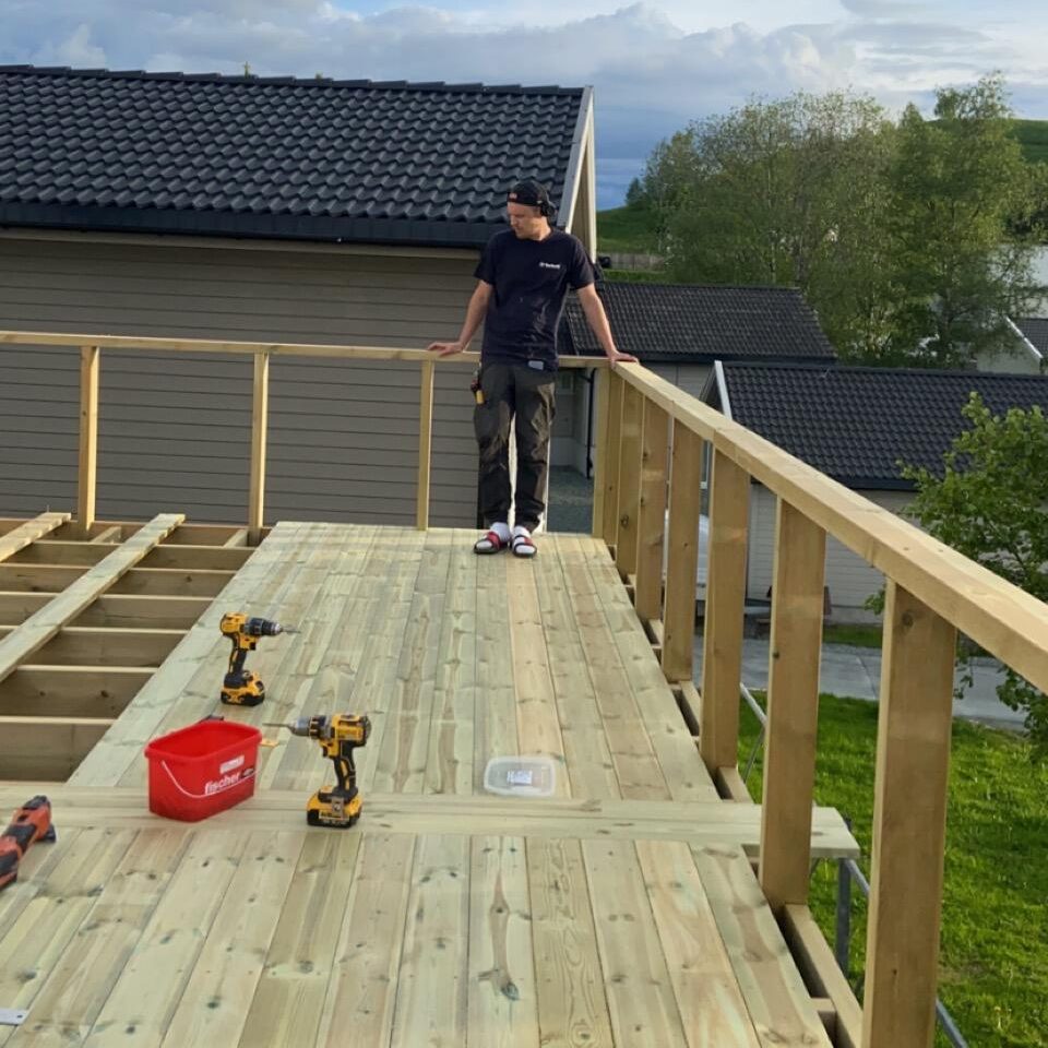 Ny terrasse med rekkverk under bygging